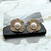 Brinco Flor  Cravejado de Zircônia e Pérola Shell